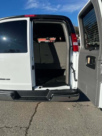 2025 Chevrolet Express Passenger 3500 1LS